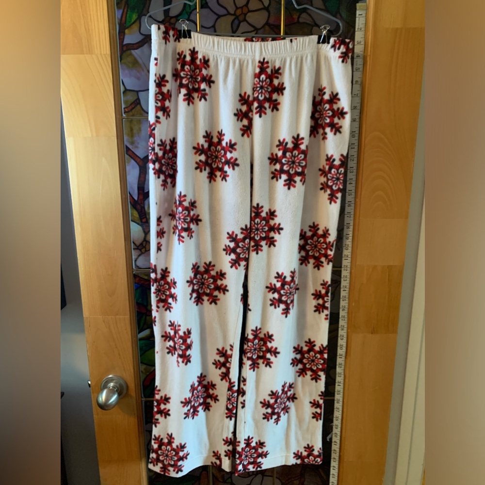 2 piece La Vie en Rose large womens snowflake pajamas